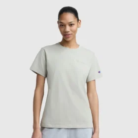 Klassisches T-Shirt, farblich abgestimmter Schriftzug links auf der Brust