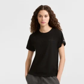 Klassisches T-Shirt, farblich abgestimmter Schriftzug links auf der Brust