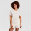 Klassisches T-Shirt, farblich abgestimmter Schriftzug links auf der Brust