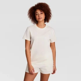 Klassisches T-Shirt, farblich abgestimmter Schriftzug links auf der Brust