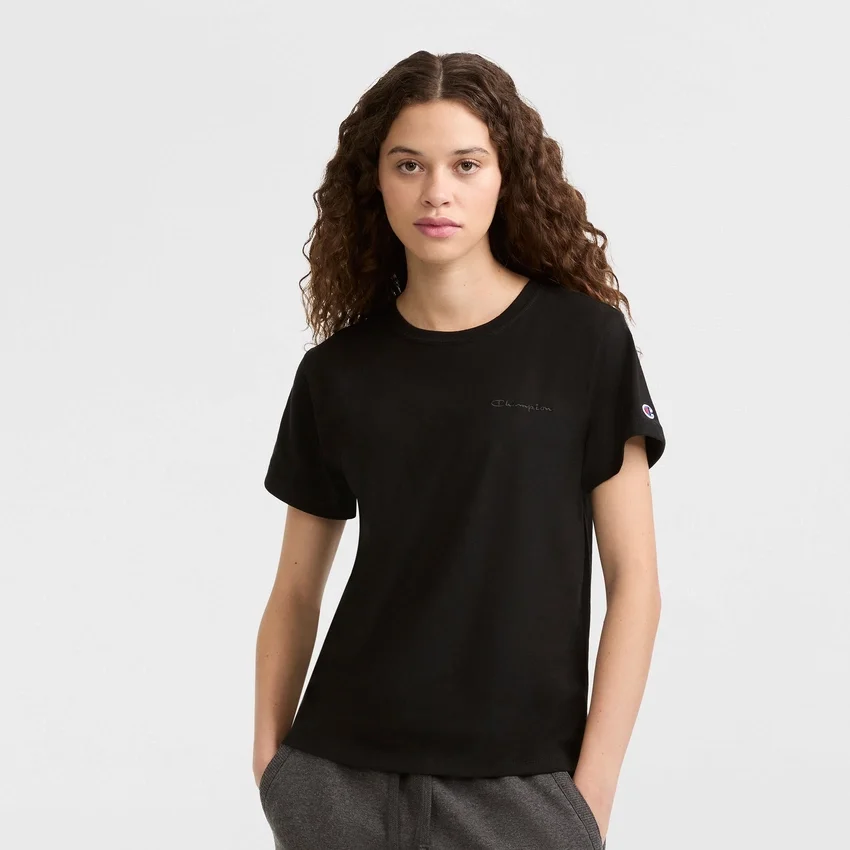 Klassisches T-Shirt, farblich abgestimmter Schriftzug links auf der Brust
