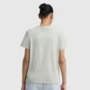 Klassisches T-Shirt, farblich abgestimmter Schriftzug links auf der Brust