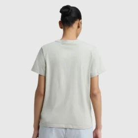 Klassisches T-Shirt, farblich abgestimmter Schriftzug links auf der Brust