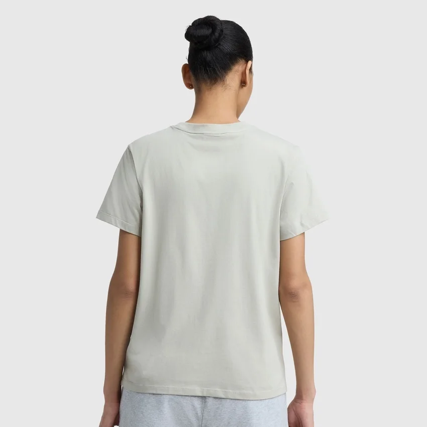 Klassisches T-Shirt, farblich abgestimmter Schriftzug links auf der Brust