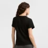 Klassisches T-Shirt, farblich abgestimmter Schriftzug links auf der Brust