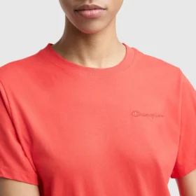 Klassisches T-Shirt, farblich abgestimmter Schriftzug links auf der Brust