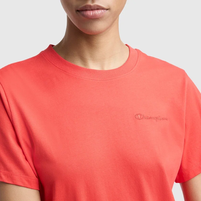 Klassisches T-Shirt, farblich abgestimmter Schriftzug links auf der Brust