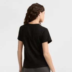 Klassisches T-Shirt, farblich abgestimmter Schriftzug links auf der Brust