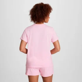 Klassisches T-Shirt, farblich abgestimmter Schriftzug links auf der Brust