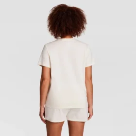 Klassisches T-Shirt, farblich abgestimmter Schriftzug links auf der Brust