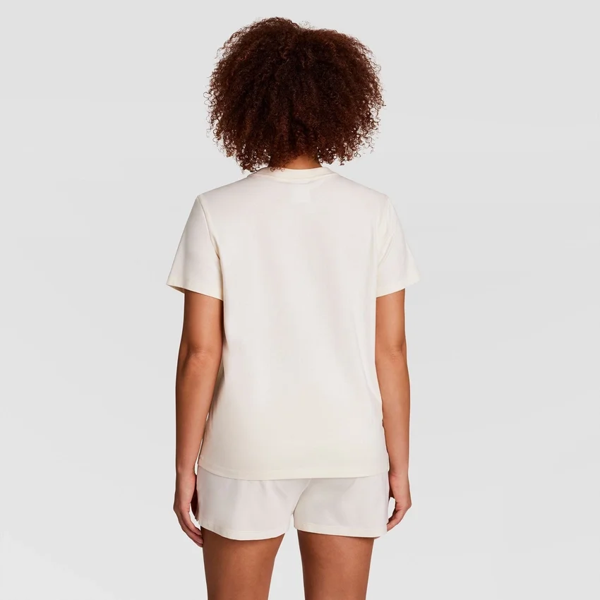 Klassisches T-Shirt, farblich abgestimmter Schriftzug links auf der Brust