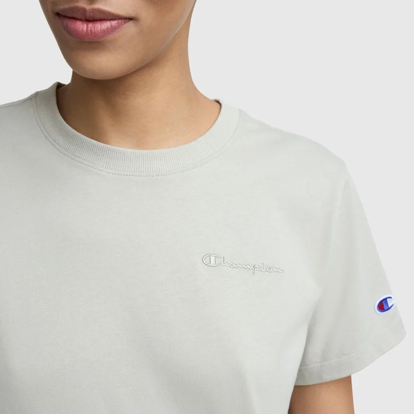 Klassisches T-Shirt, farblich abgestimmter Schriftzug links auf der Brust