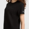 Klassisches T-Shirt, farblich abgestimmter Schriftzug links auf der Brust