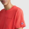 Klassisches T-Shirt, farblich abgestimmter Schriftzug links auf der Brust