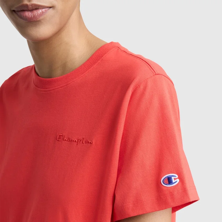 Klassisches T-Shirt, farblich abgestimmter Schriftzug links auf der Brust