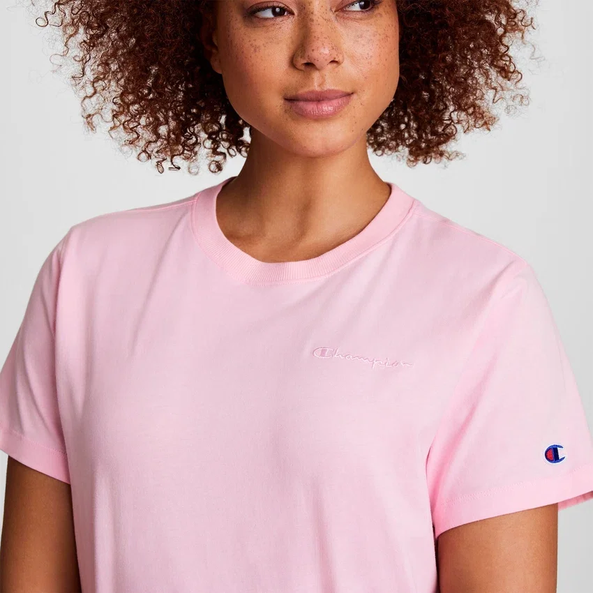 Klassisches T-Shirt, farblich abgestimmter Schriftzug links auf der Brust