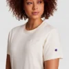 Klassisches T-Shirt, farblich abgestimmter Schriftzug links auf der Brust