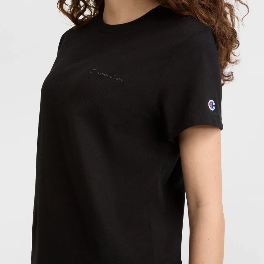 Klassisches T-Shirt, farblich abgestimmter Schriftzug links auf der Brust