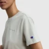 Klassisches T-Shirt, farblich abgestimmter Schriftzug links auf der Brust