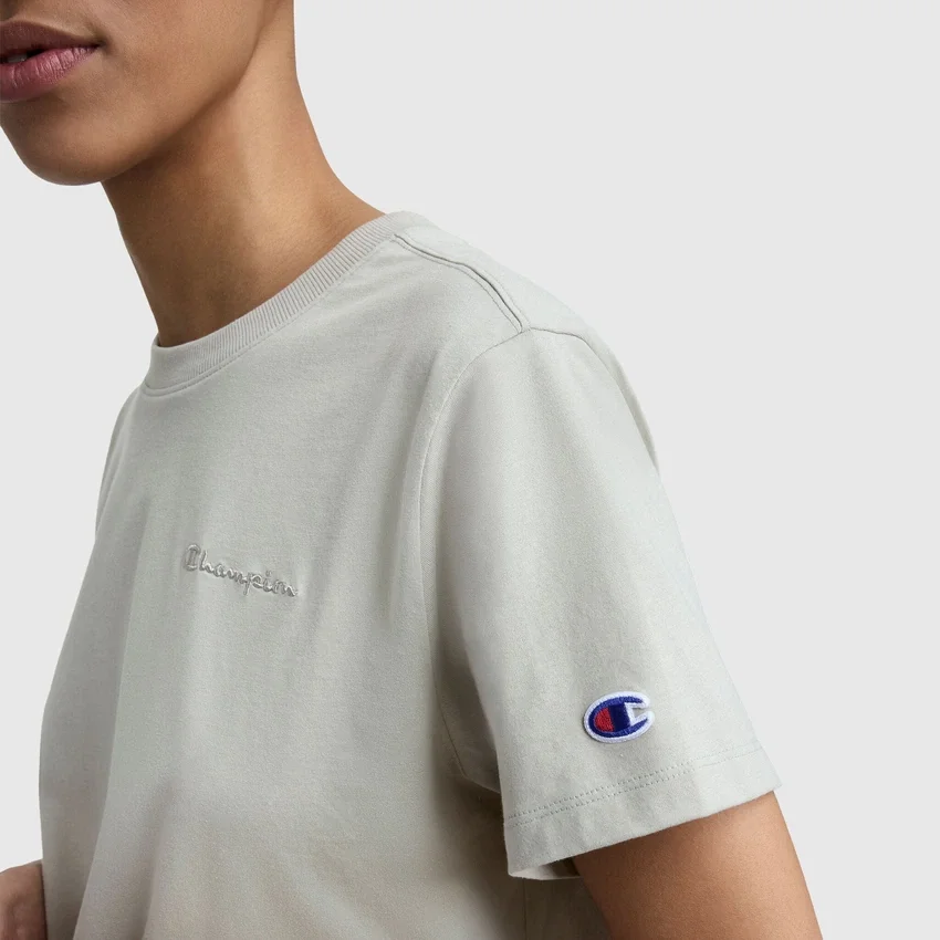Klassisches T-Shirt, farblich abgestimmter Schriftzug links auf der Brust