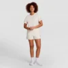 Klassisches T-Shirt, farblich abgestimmter Schriftzug links auf der Brust