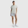 Klassisches T-Shirt, farblich abgestimmter Schriftzug links auf der Brust